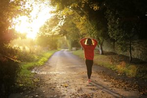 Frau geht spazieren im Wald. Fitness Gesundheit Ernährung BleibFit24