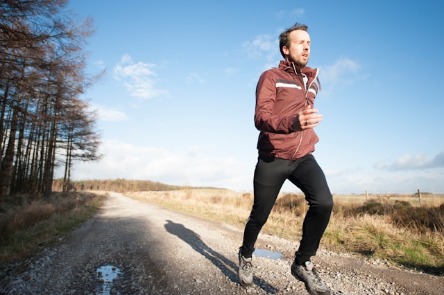 BleibFit24 Fitness Mann läuft gesund und stark