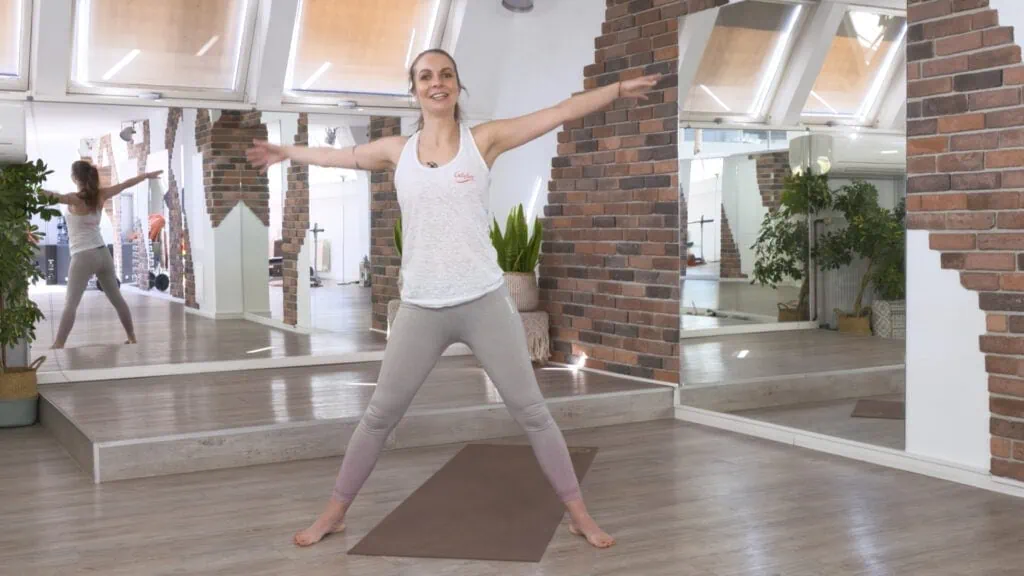 Pilates Übungen für Anfänger. Frau macht einfache Pilates Übung für Anfänger auf der Matte zuhause