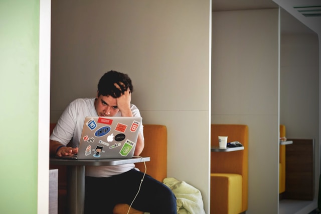 Ein Mann sitzt gestresst am Laptop. Nahrungsergänzungsmittel im Alltag können helfen
