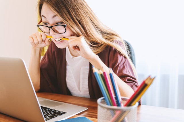 Frau im Stress Modus am Laptop. Nahrungsergänzung im Alltag kann Abhilfe schaffen