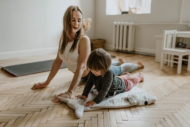 Hatha Yoga online lernen - Eine Mutter und ihr Sohn machen einen Yoga Online Kurs