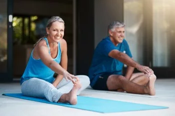 Vorbeugen und dehnen, eine Übung für Ayur Yoga für Anfänger