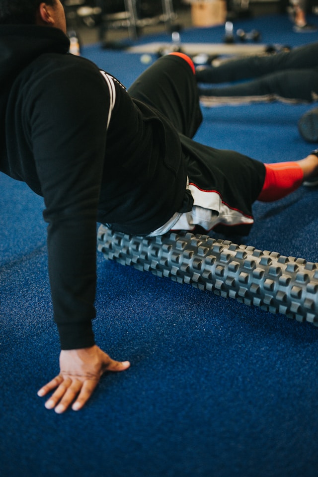 Faszien Übungen für Anfänger - Training mit der rolle im Studio