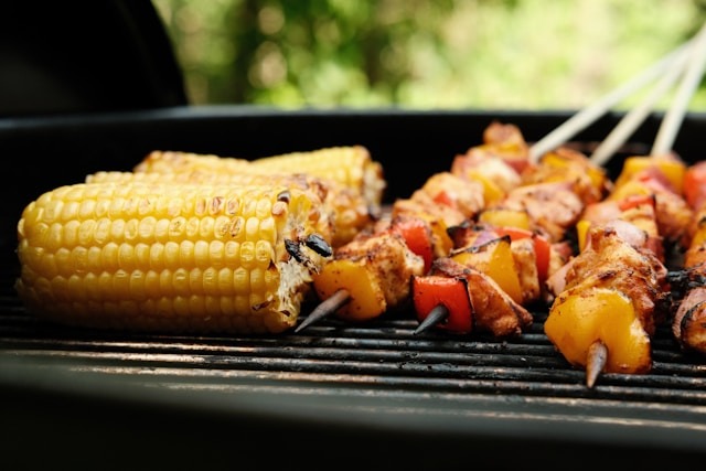 Gesund grillen – Fleischspieße und Maiskolben