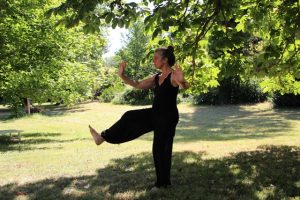 Frau beim Qigong für Anfänger im Park – sanfte Bewegung zur Entspannung