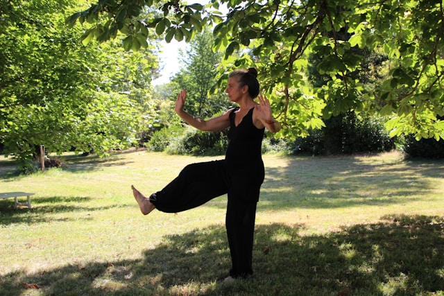 Frau beim Qigong für Anfänger im Park – sanfte Bewegung zur Entspannung