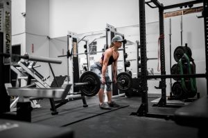 Krafttraining für Anfänger – So baust du effektiv Muskeln auf und verbrennst Fett
