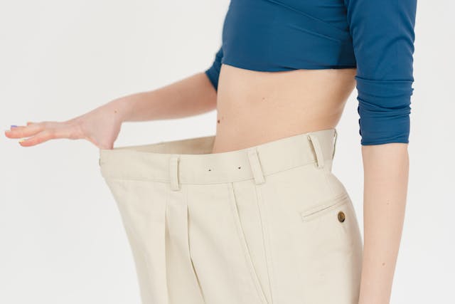 Flacher Bauch Trainingsplan für Zuhause – So straffst du deine Körpermitte ganz ohne Geräte