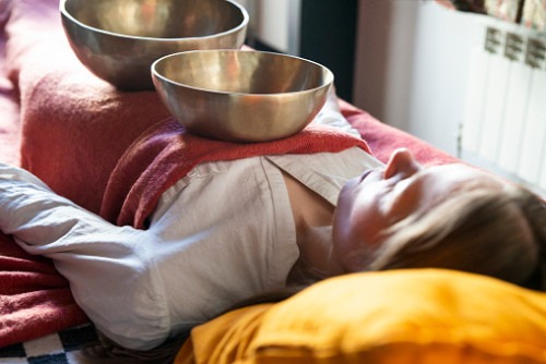 Klangschale - Lerne, wie du mit Klangschalen Stress löst, Schlaf verbesserst und innere Ruhe stärken kannst – für dich und andere